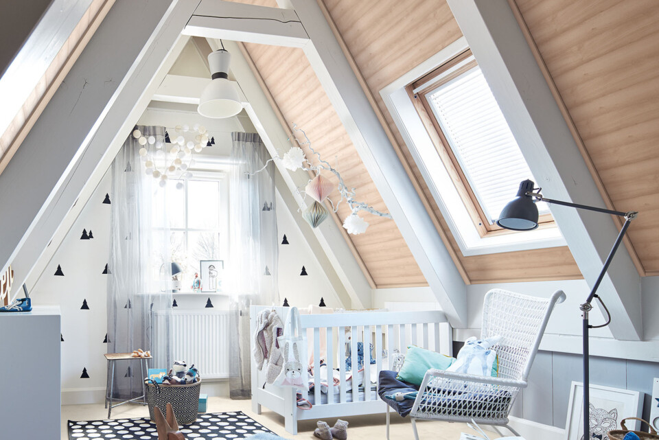Kinderzimmer in ausgebauter Dachboden bei dem die Schrägen mit Dekorpaneele verkleidet wurden