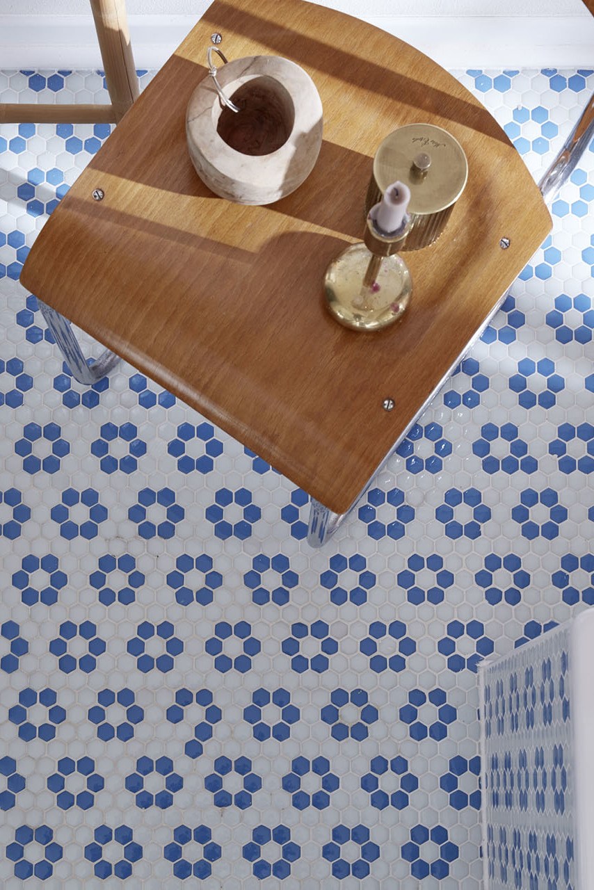 Keramikfliesen sind immer noch besonders beliebt und praktisch für das Badezimmer Bunt gemusterte Fliesen im Badezimmer