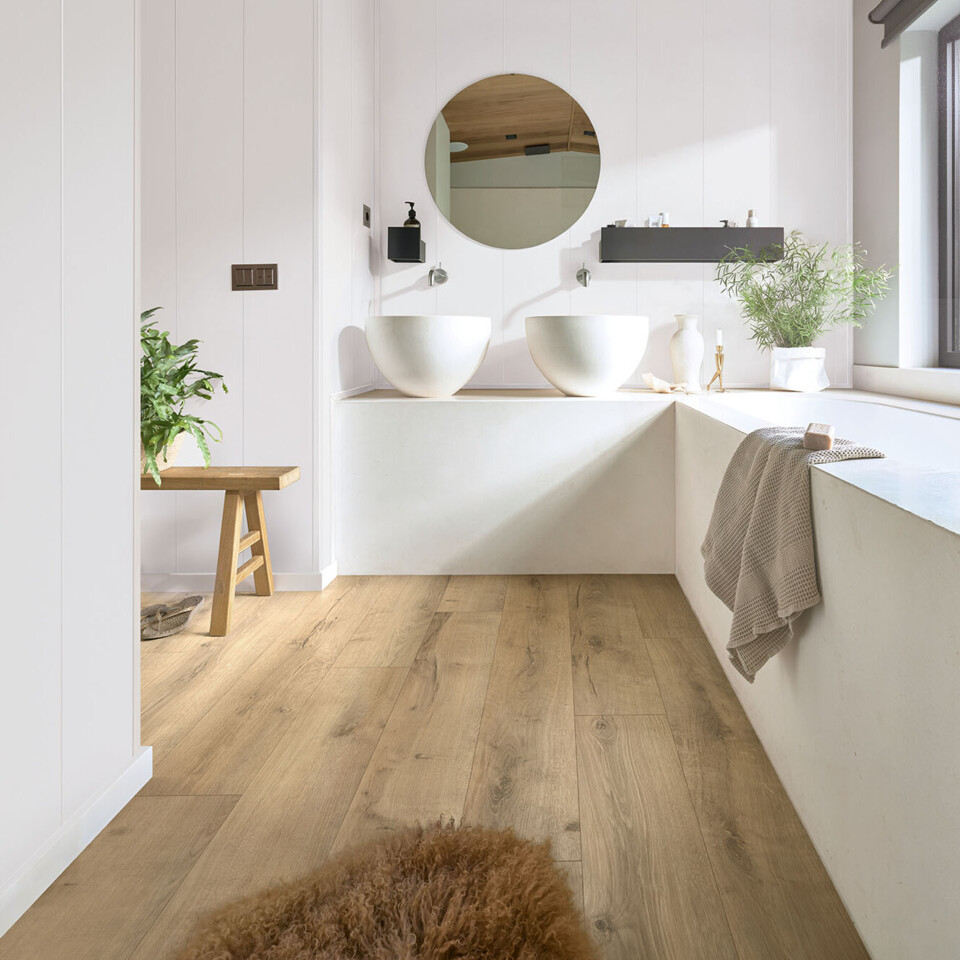 Weiße Paneele in einem modernen Badezimmer