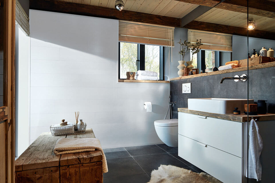 Modernes Badezimmer mit weißen Dekorpaneelen an der Wand