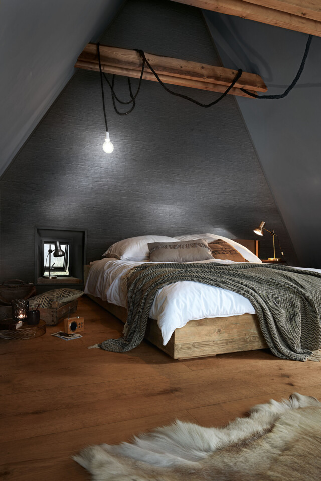 Schlafzimmer in einem ausgebauten Dachgiebel mit Filzpaneele