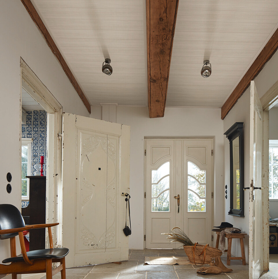 Weiße Paneele als Deckenverkleidung Weiße Paneele als Deckenverkleidung