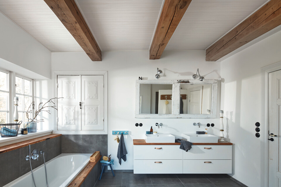 Feuchtraumpaneele MeisterPaneele. tertio an der Decke im Badezimmer