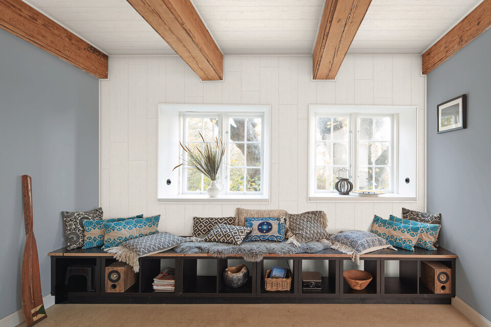 Weiße Holzpaneele sind ein Must-have für den skandinavischen Wohnstil Weiße Paneele an Wand und Decke