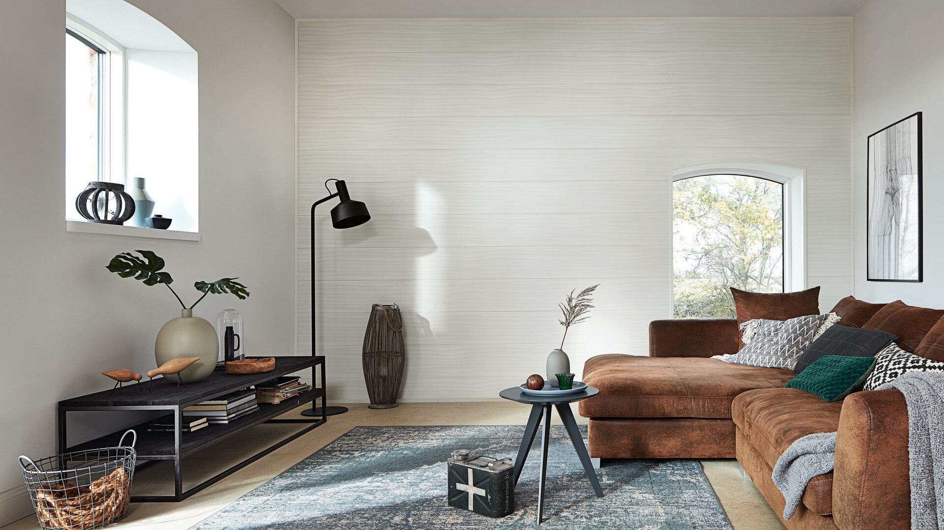 Weiße Paneele sind eine schöne und zeitlose Alternative zur Tapete Weiße Paneele als Wandverkleidung im Wohnzimmer