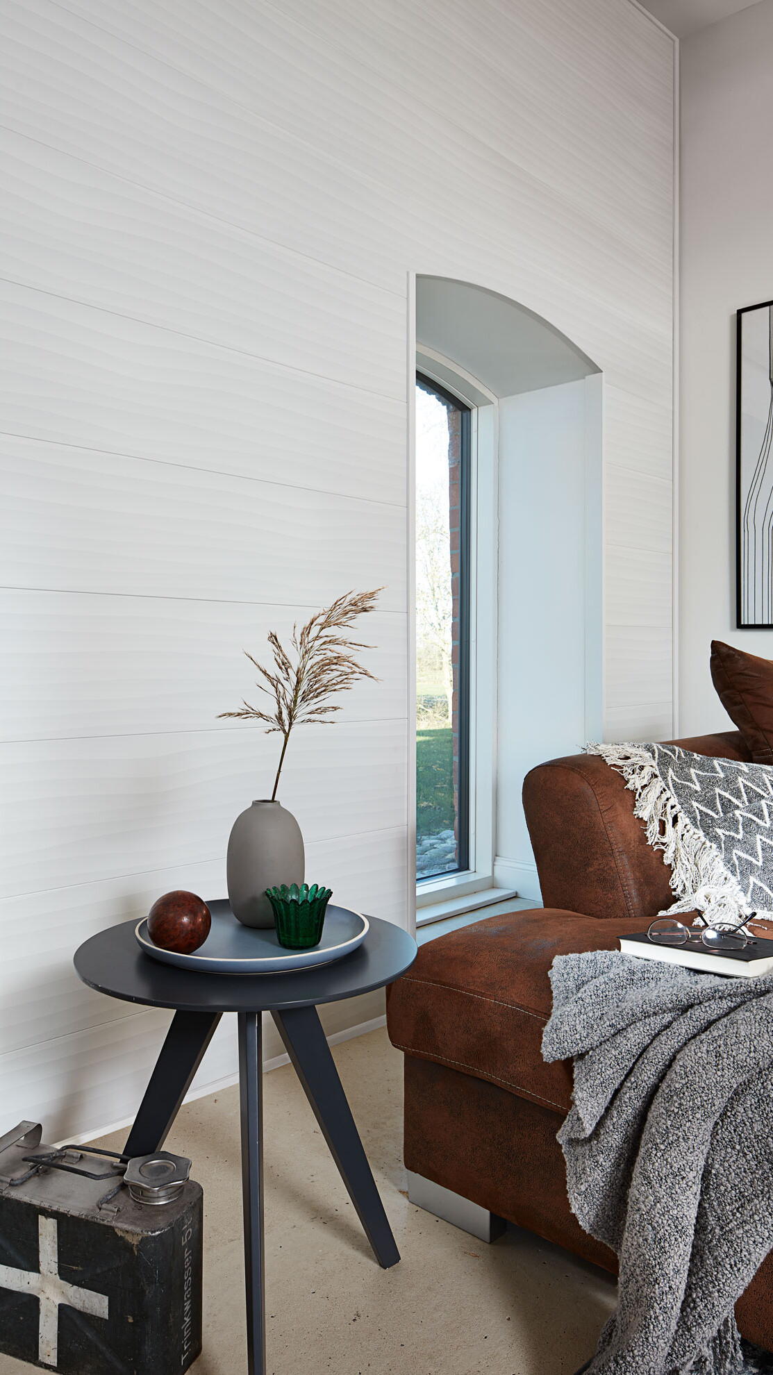 Weiße Paneele als zeitlose Wand- und Deckenverkleidung Weiße Paneele MeisterPaneele. terra im Wohnzimmer