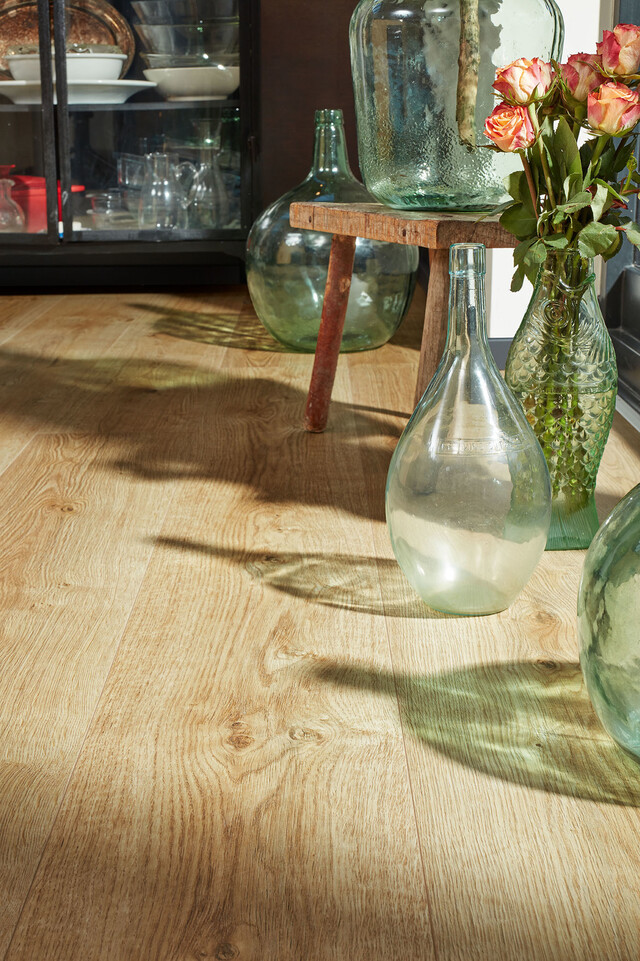 Die authentischen Eichenachbildungen auf Laminat Landhausdielen sind nur schwer von Echtholzboden zu unterscheiden Blumenvasen auf Laminat Landhausdielen
