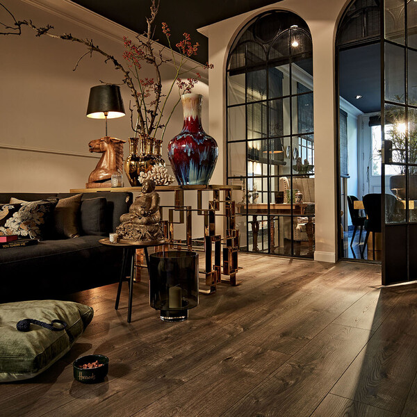 Dunkler Laminatboden in einer glamourösen Einrichtung