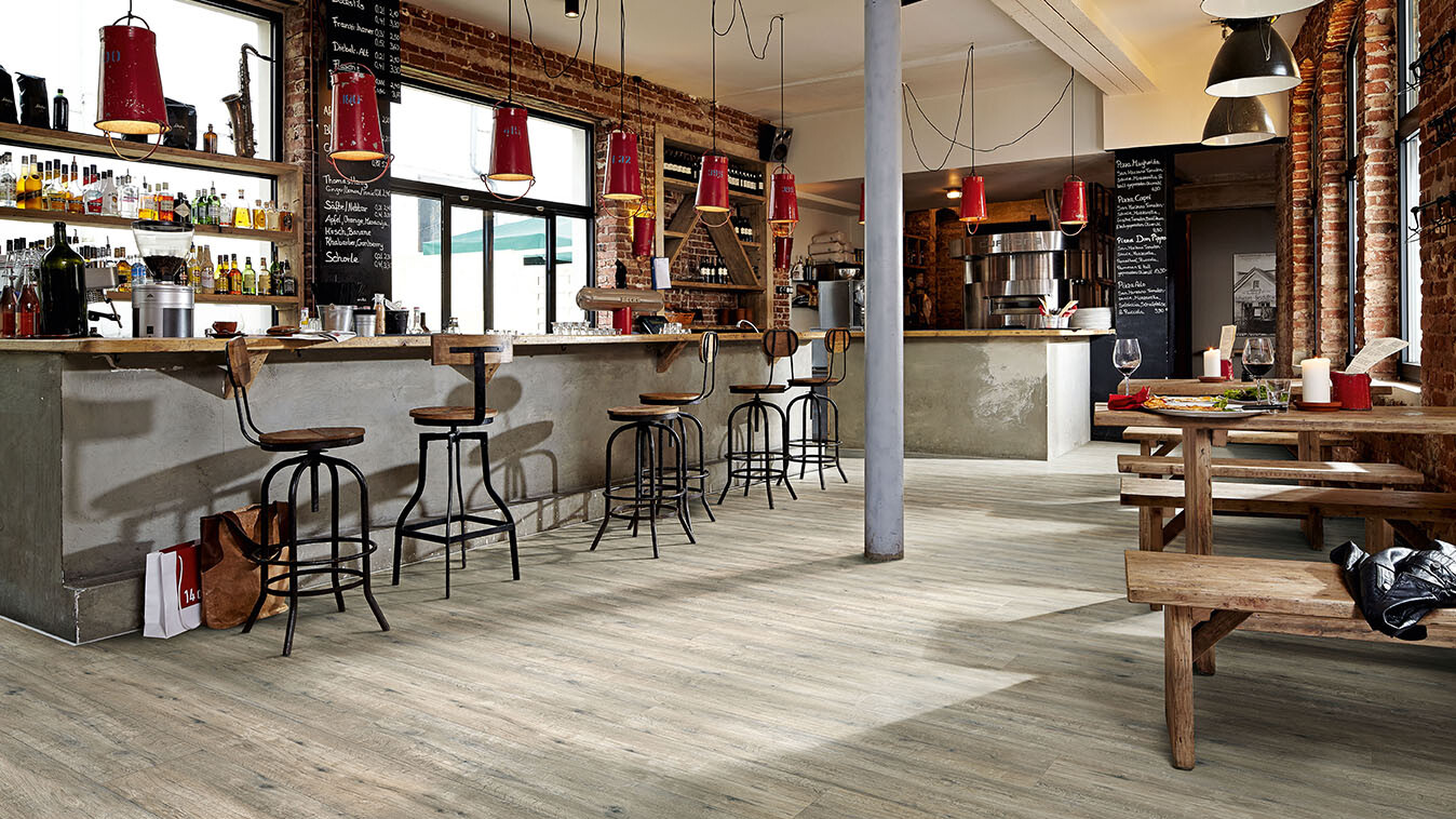 Graues Laminat in einer Bar