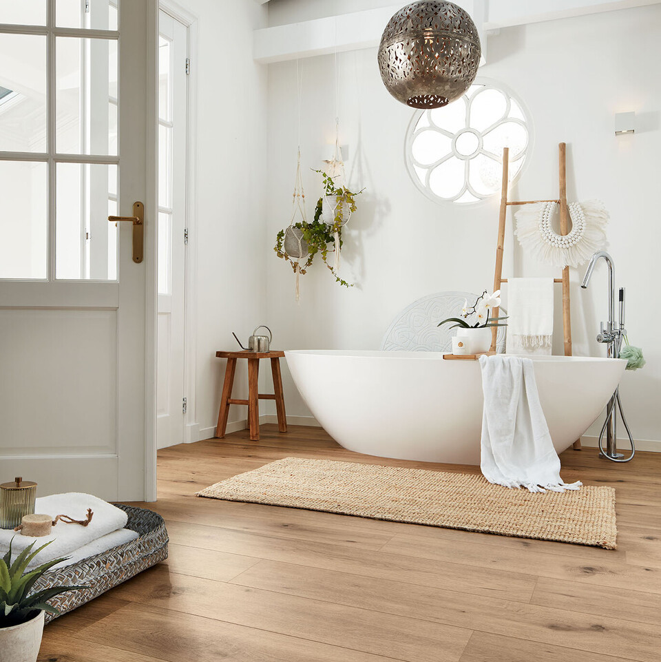 Laminatdielen in Holzoptik im Badezimmer