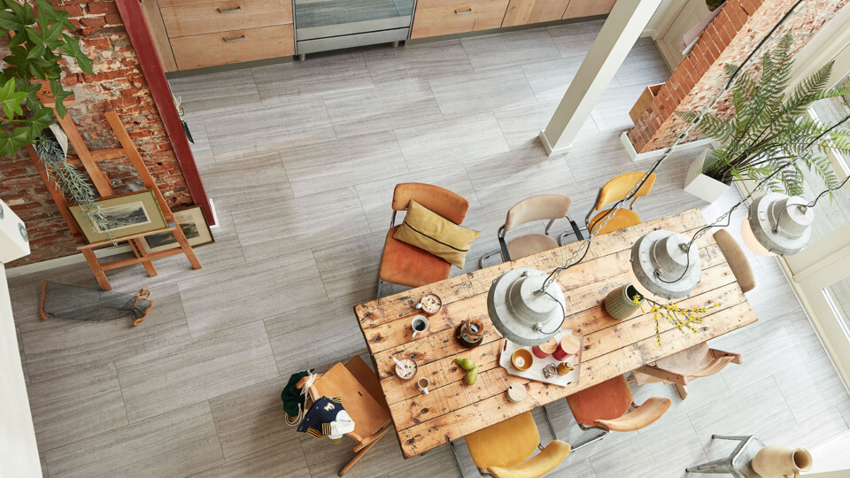 Laminat in Fliesenoptik in einer offenen Küche mit Esstisch