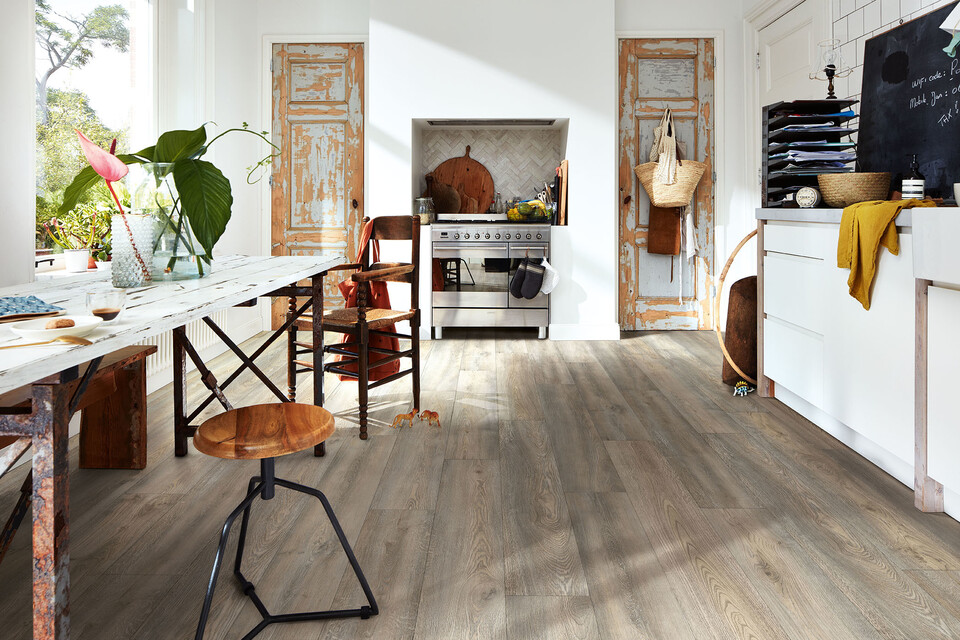 Designboden ist ein guter Begleiter für die Küche. Er ist pflegeleicht und unempfindlich gegenüber Feuchtigkeit MEISTER Designboden ohne PVC und Weichmacher in einer Küche