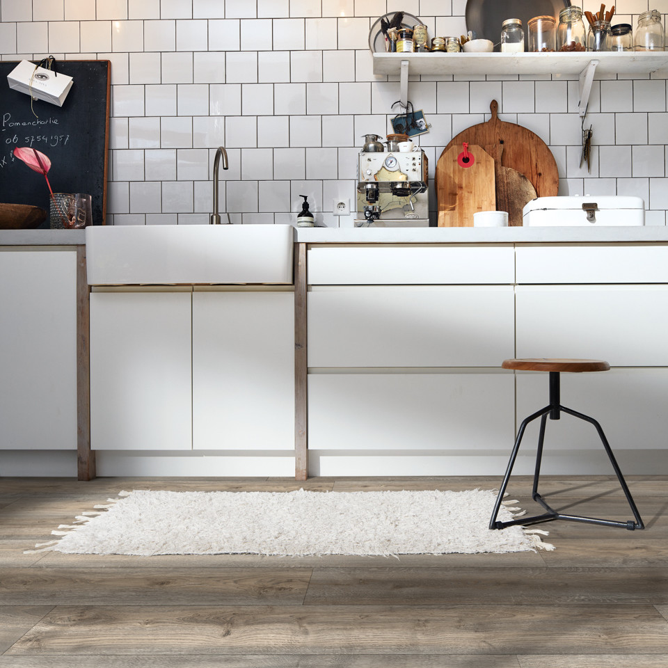 Perfekt für Küche und Bad: Designboden MeisterDesign Designboden MeisterDesign im Dekor Wildeiche grau unter einer Küche mit weißen Fronten