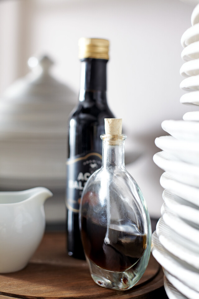 Balsamico Öl und Geschirr aus der Küche