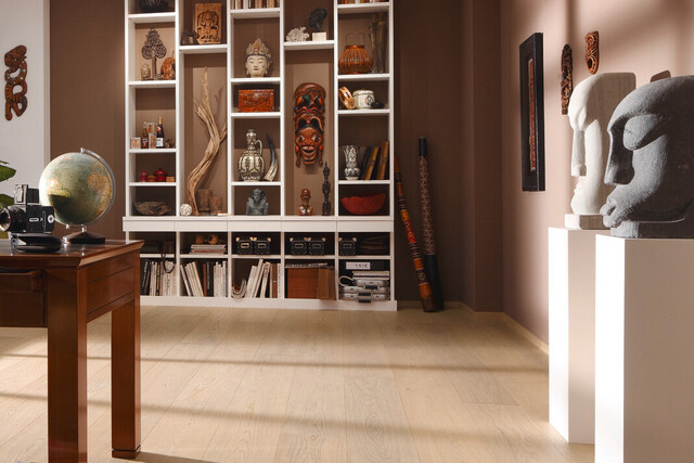 Bunte Masken, Vasen und Krüge sind klassische Deko-Elemente im Afrika Style