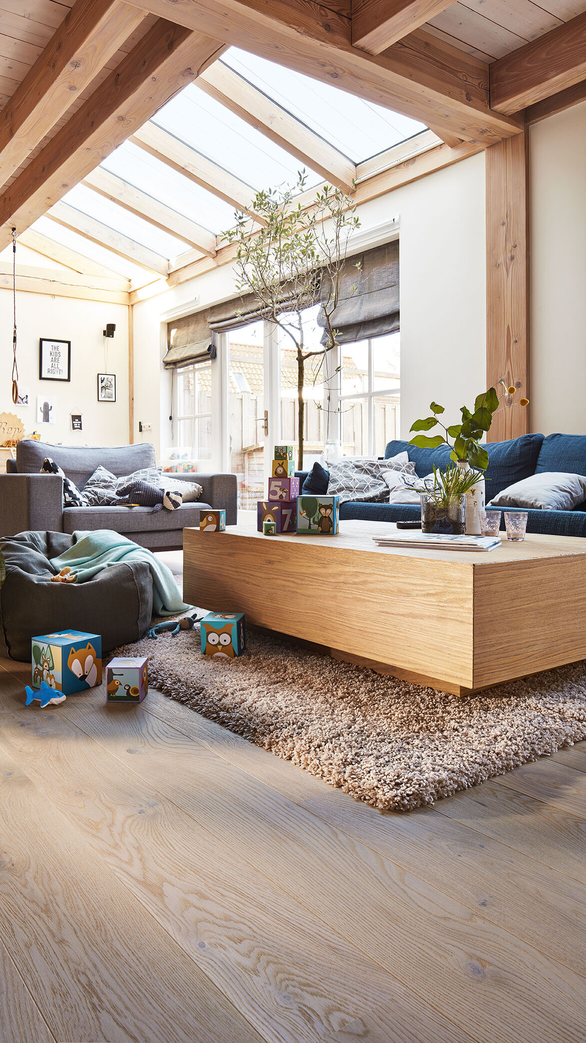 Parkettdielen in cremeweiß zu einem blauen Sofa