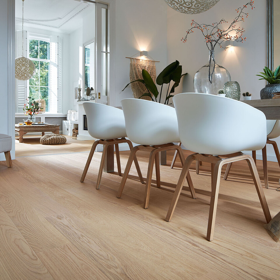 MEISTER Parkett PD 400 Eiche harmonisch plain 8805 unter einem Esstisch