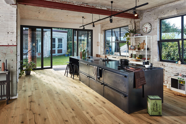 Rustikale Parkettdielen in einer modernen schwarzen Küche