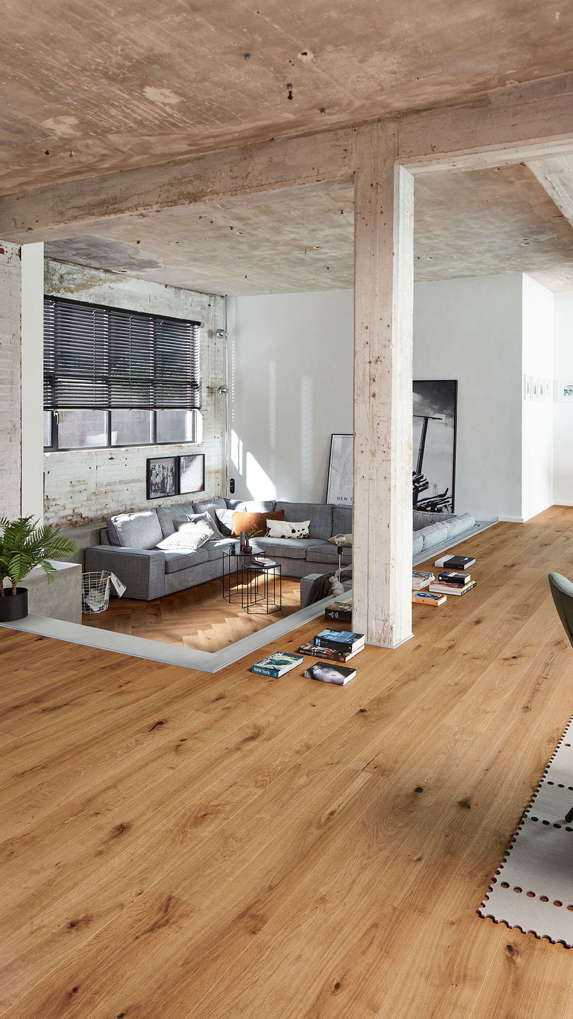 Natürlicher Parkettboden in einem Wohnzimmer im Factory Style