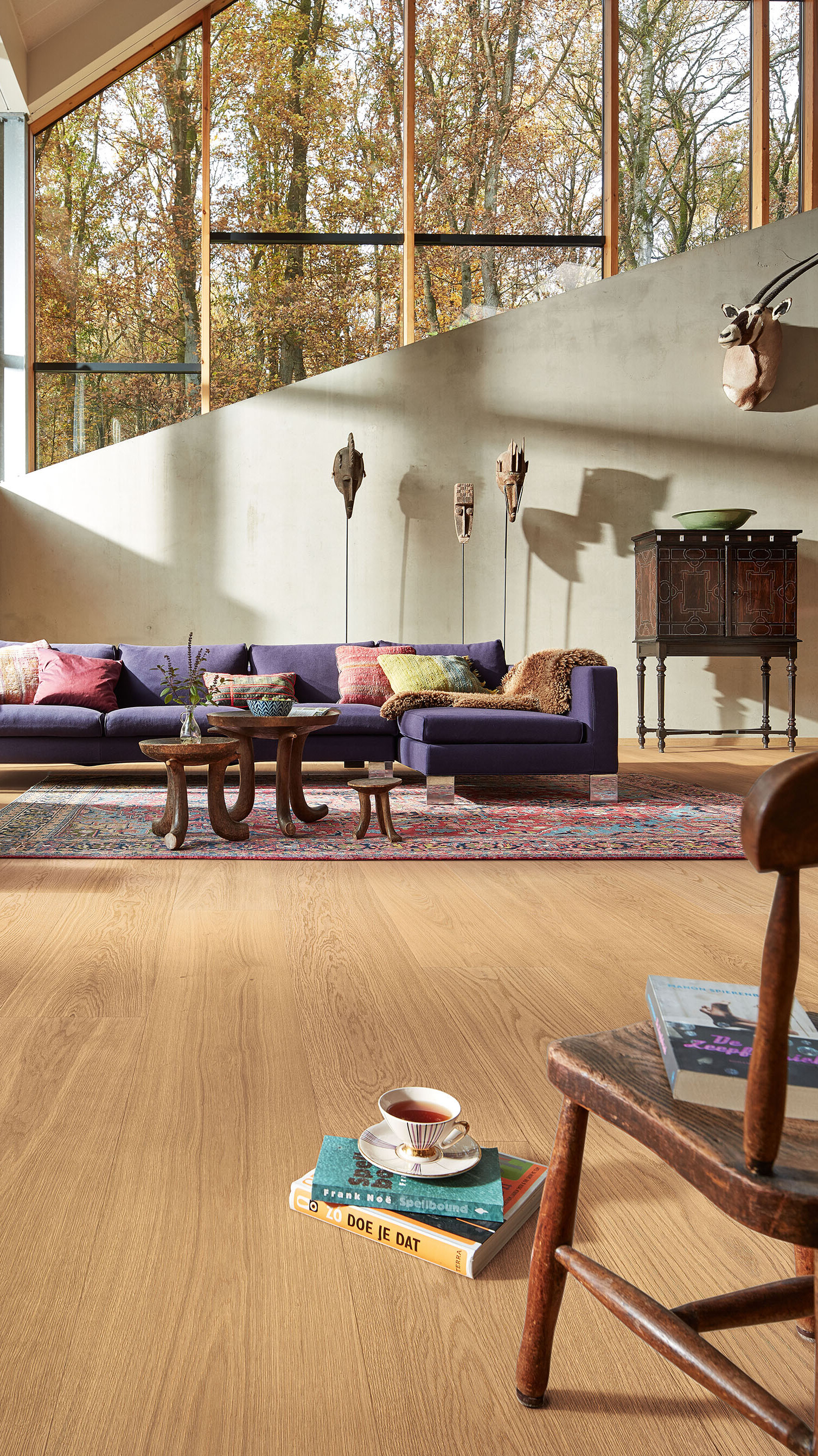 Ein Wohnzimmer mit afrikanischen Einrichtungsdetails und Lindura-Holzboden