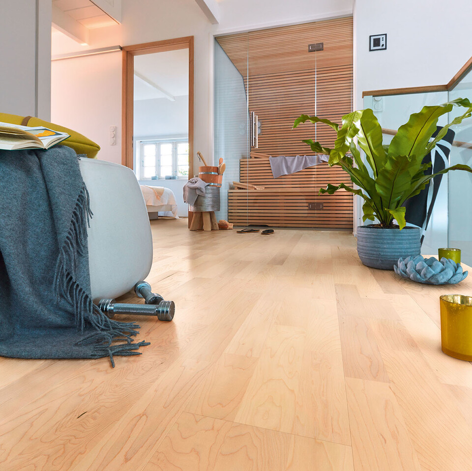 Parkett aus Ahorn ist sehr harmonisch und wirkt durch die feine Maserung sehr gleichmäßig Ahornparkett in einem Schlafzimmer mit Sauna