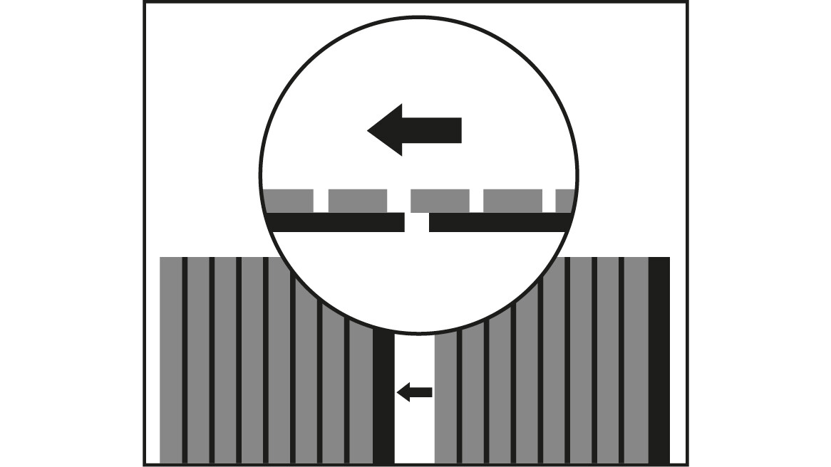Paneele mit der Dekorlamelle überlappend montieren