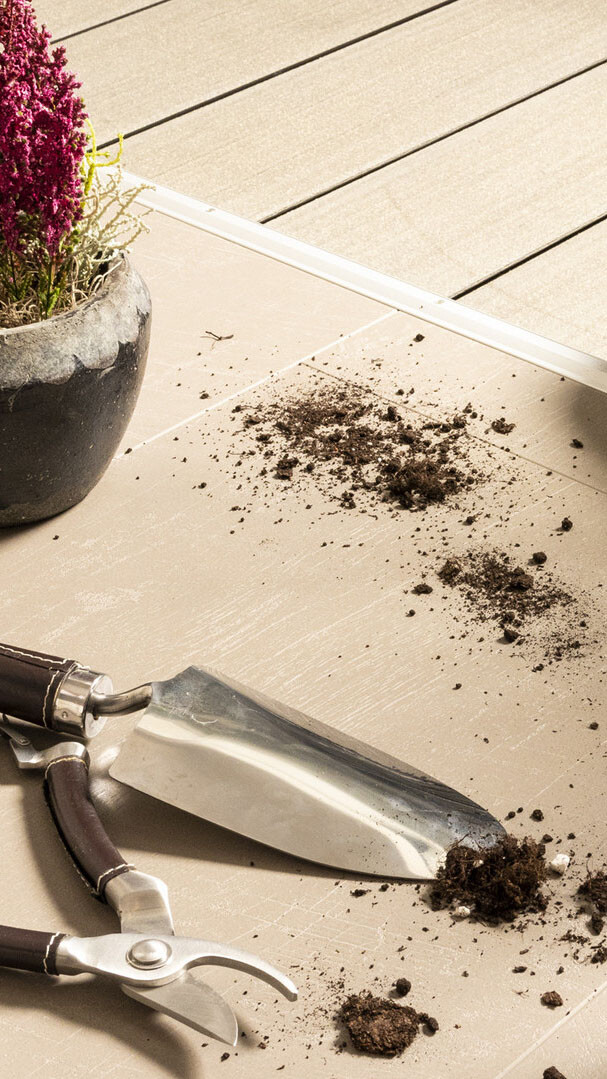 Gartendreck auf dem Fußboden