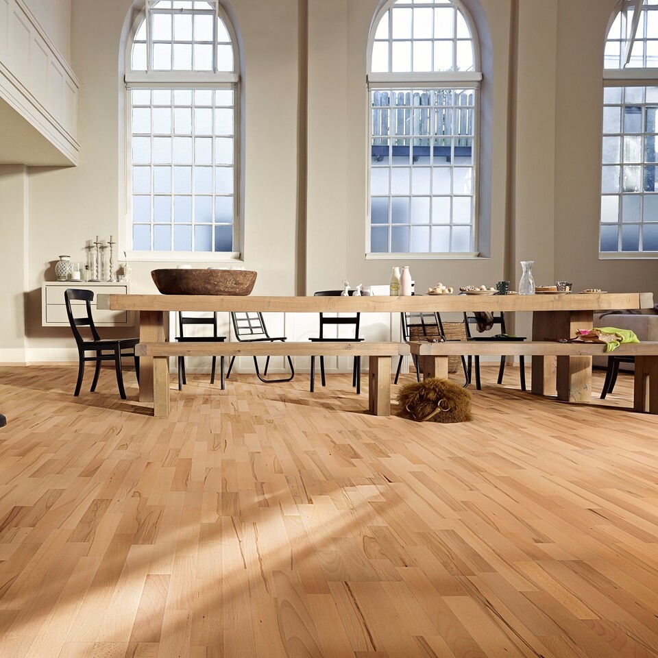 Buchenholz ist ebenfalls sehr beliebt in der Möbel- und Parkettherstellung Buche Parkett in 3-Stab Optik