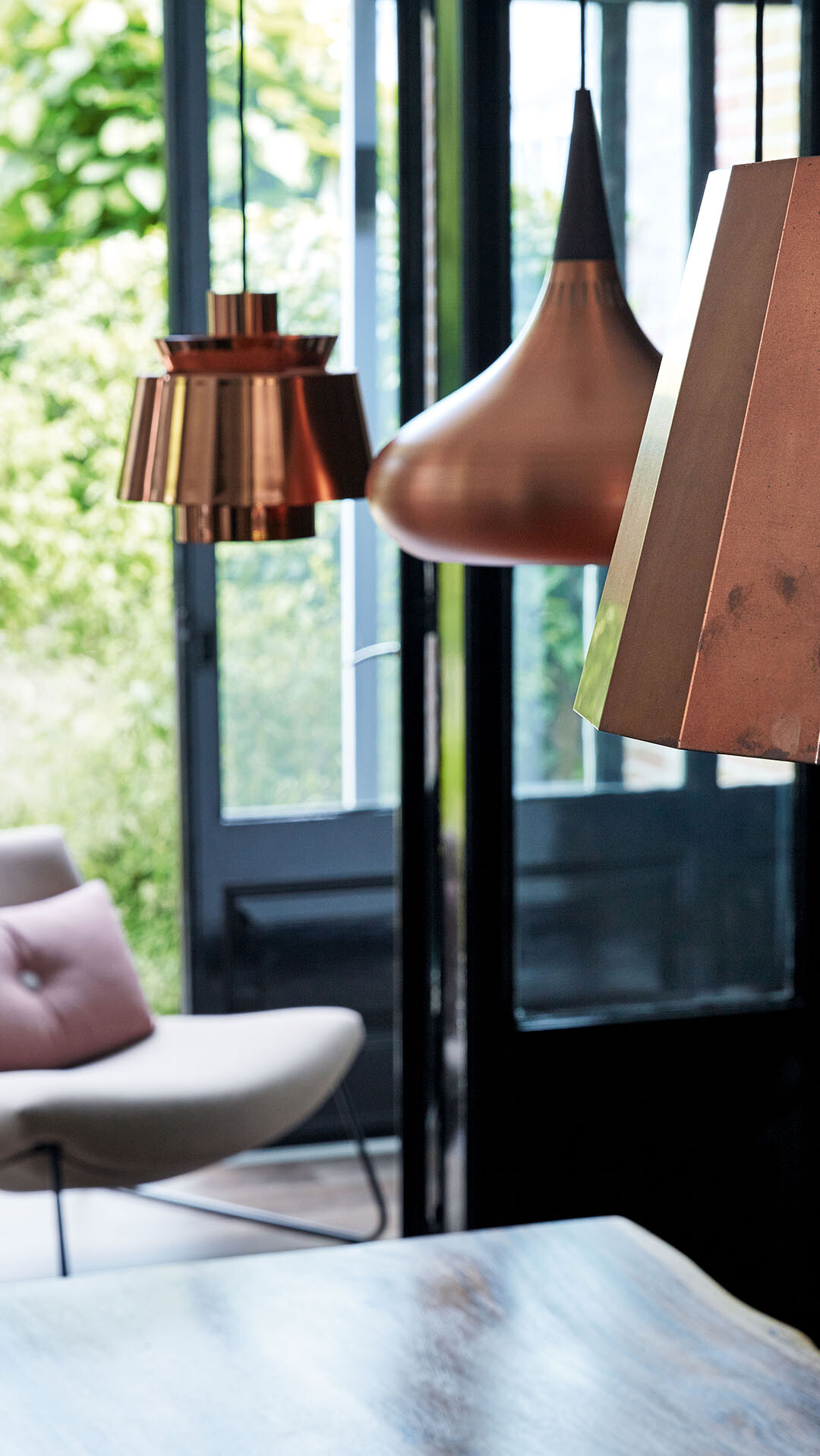 Einrichten mit Kupfer Kupferlampen über einem Esstisch