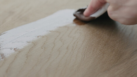 Naturgeölte Parkettböden werden nach einer intensiven Pflege nachgeölt