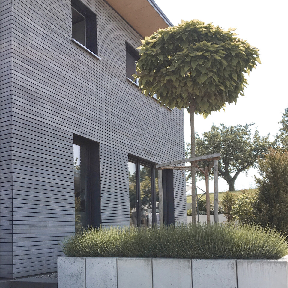 Statements aus Holz auch an der Außenfassade des Hauses Hausfassade aus Holz