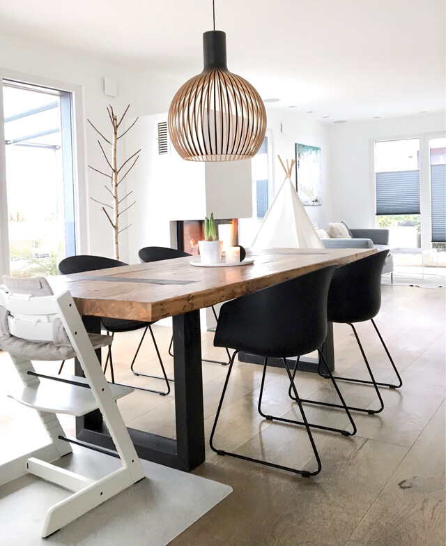 Lindura-Holzboden harmoniert gut mit dem massiven Esszimmertisch aus Holz Lindura-Holzboden Eiche rustikal im offenen Wohn- Essbereich