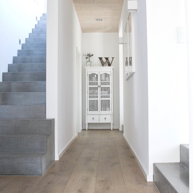 Die Betontreppe und der Holzboden sollten gut zusammen passen: das Ergebnis kann sich sehen lassen Lindura-Holzboden in Eiche rustikal milchkaffee harmoniert perfekt mit den Betontreppen