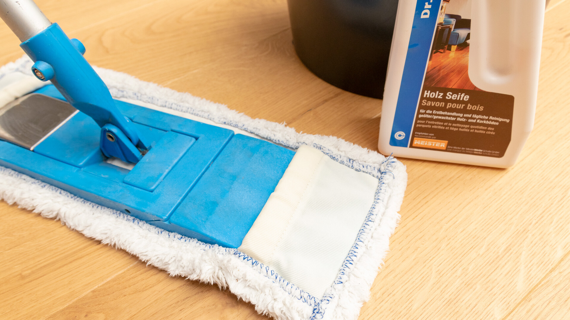 Bauschlussreinigung von Lindura-Holzboden direkt nach der Verlegung mit Holzseife bzw. Parkettreiniger von Dr. Schutz
