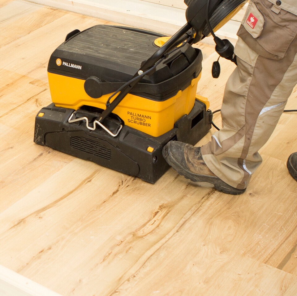 Parkett mit einer Schleifmaschine abschleifen